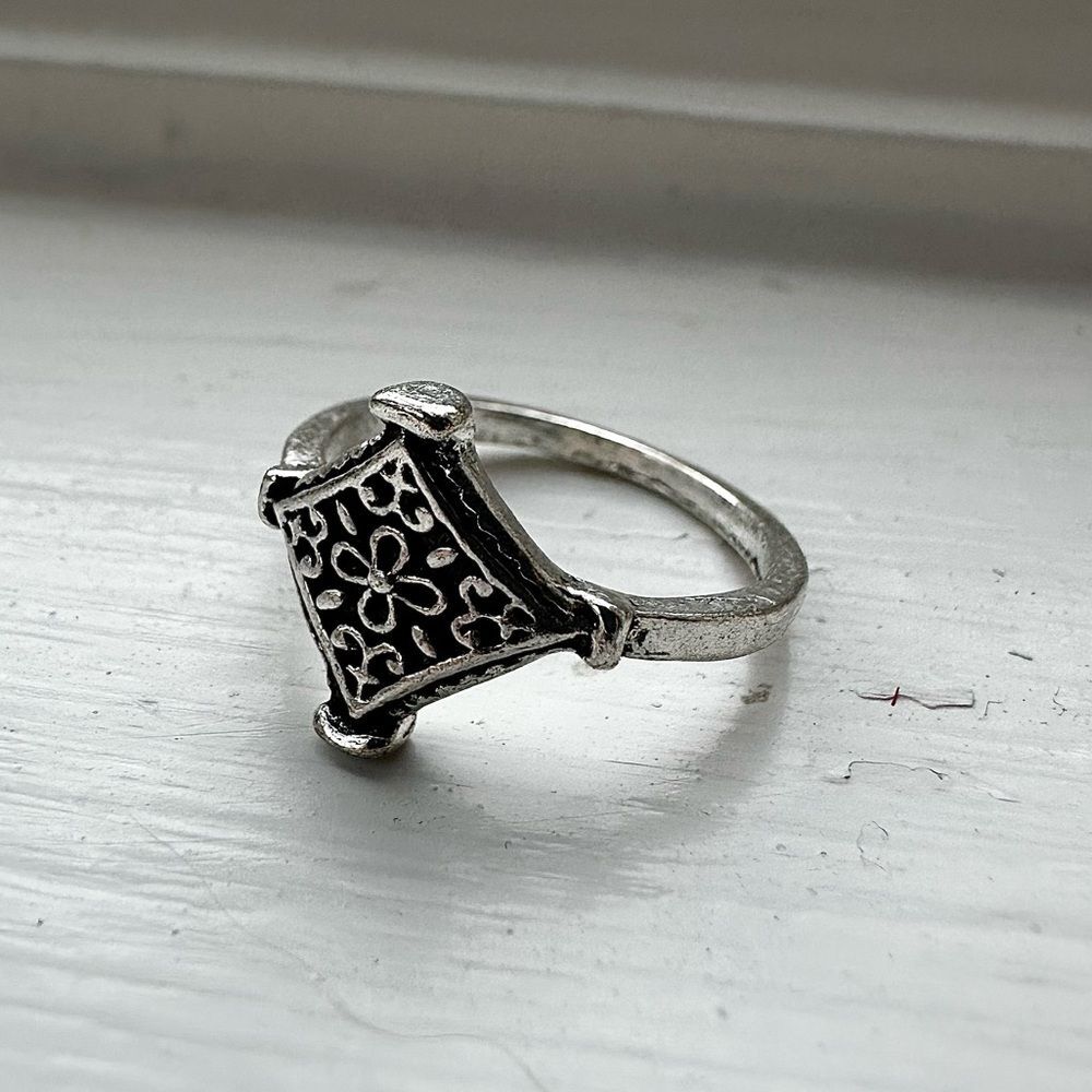 🚨 3 for $15 🚨 Silver Tone 4-point Star Floral Ring